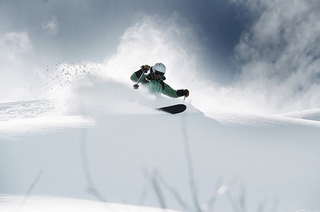 Male skier speeding down snow covered mountain, Alpe-d'Huez, Rhone-Alpes, France Photographie de stock - Premium Libres de Droits, Code: 649-09246604