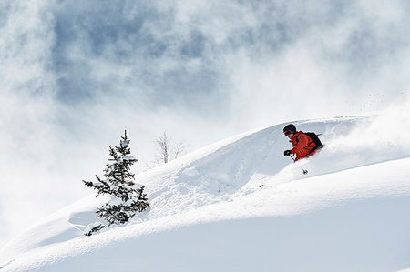 simsearch:649-07280230,k - Male skier skiing down snow covered mountain, Alpe-d'Huez, Rhone-Alpes, France Photographie de stock - Premium Libres de Droits, Code: 649-09246608