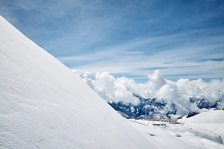 simsearch:614-09213874,k - Snow covered landscape of low clouds over mountains, elevated view, , Alpe-d'Huez, Rhone-Alpes, France Foto de stock - Sin royalties Premium, Código: 649-09246614