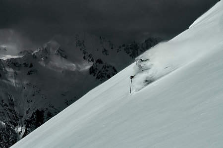 simsearch:614-08876188,k - Male skier speeding down steep mountainside, Alpe-d'Huez, Rhone-Alpes, France Photographie de stock - Premium Libres de Droits, Code: 649-09246624