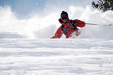 Male skier swerve skiing down mountain, Alpe-d'Huez, Rhone-Alpes, France Photographie de stock - Premium Libres de Droits, Code: 649-09246638