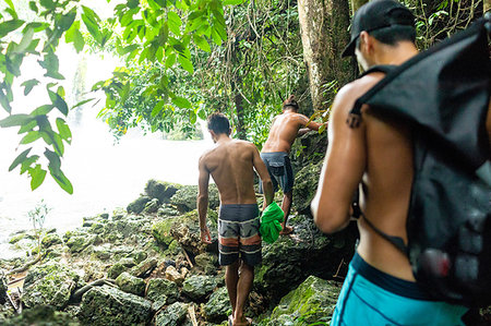 Trekkers by Tanap-Avis Falls, Bagui, Ilocos Norte, Philippines Photographie de stock - Premium Libres de Droits, Code: 649-09246785