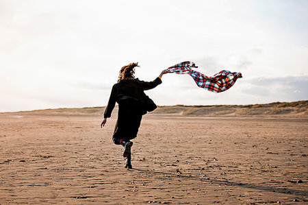 simsearch:649-09111386,k - Woman running with beach blanket Stock Photo - Premium Royalty-Free, Code: 649-09246892