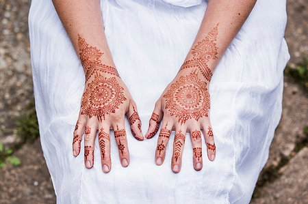 simsearch:649-08969048,k - Woman in white dress with henna tattoo on hands Stock Photo - Premium Royalty-Free, Code: 649-09246906