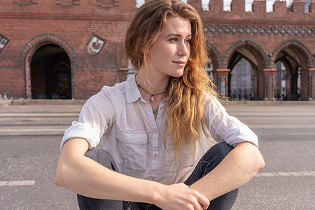 simsearch:649-09249868,k - Young woman resting on Oberbaum bridge in city, Berlin, Germany Foto de stock - Royalty Free Premium, Número: 649-09249874