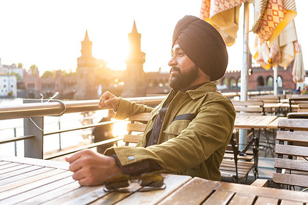 simsearch:649-09249868,k - Indian man exploring city, river in background, Berlin, Germany Foto de stock - Royalty Free Premium, Número: 649-09249916