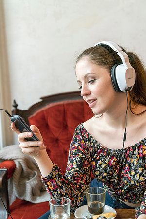 simsearch:614-08329177,k - Young woman listening to music with headphones at home Stock Photo - Premium Royalty-Free, Code: 649-09249964