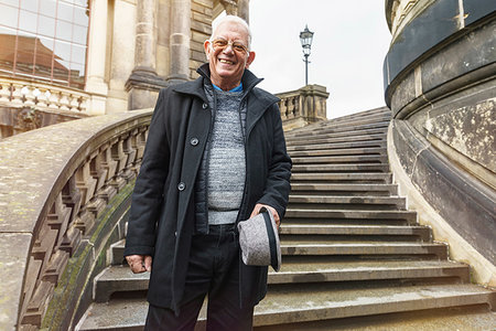 Senior man exploring city standing on stairway, Dresden, Sachsen, Germany Foto de stock - Sin royalties Premium, Código: 649-09249966