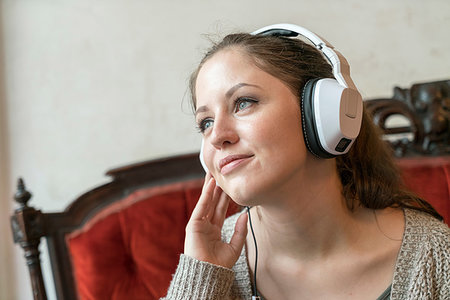 simsearch:649-09249964,k - Young woman listening to music with headphones at home Photographie de stock - Premium Libres de Droits, Code: 649-09249962