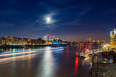 simsearch:614-08876867,k - Night view of Thames river and financial district, Isle of dogs in background, City of London, UK Fotografie stock - Premium Royalty-Free, Codice: 649-09249988