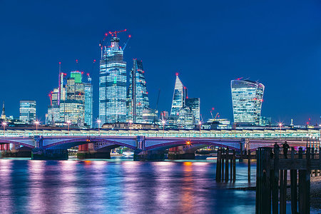 simsearch:649-08543528,k - Skyline of financial district at night, Thames river on foreground, City of London, UK Foto de stock - Sin royalties Premium, Código: 649-09249990