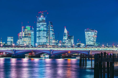 simsearch:6126-09267020,k - Skyline of financial district at night, Thames river on foreground, City of London, UK Photographie de stock - Premium Libres de Droits, Code: 649-09249990