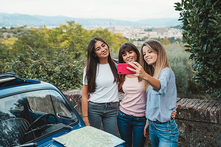 simsearch:649-08702991,k - Friends taking selfie in countryside, Florence, Toscana, Italy Photographie de stock - Premium Libres de Droits, Code: 649-09257196