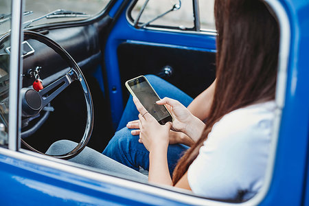 simsearch:614-09127170,k - Friends using smartphone inside car Stock Photo - Premium Royalty-Free, Code: 649-09257190