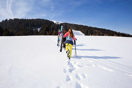 simsearch:649-08824140,k - Five teenage girl skiers carrying skis in snow covered landscape, rear view, Tyrol, Styria, Austria Foto de stock - Sin royalties Premium, Código: 649-09257299