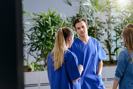 simsearch:649-09257295,k - Male and female junior doctors chatting outside hospital Foto de stock - Royalty Free Premium, Número: 649-09257292