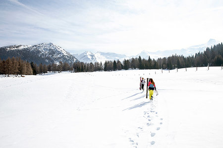 simsearch:649-08824142,k - Five teenage girl skiers carrying skis in snow covered landscape, rear view, Tyrol, Styria, Austria Fotografie stock - Premium Royalty-Free, Codice: 649-09257300
