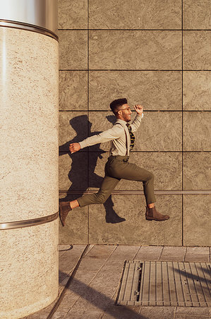 Businessman jumping past concrete wall, Milano, Lombardia, Italy Foto de stock - Sin royalties Premium, Código: 649-09257355