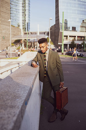 simsearch:649-08125306,k - Businessman using smartphone on pavement, Milano, Lombardia, Italy Stockbilder - Premium RF Lizenzfrei, Bildnummer: 649-09257359