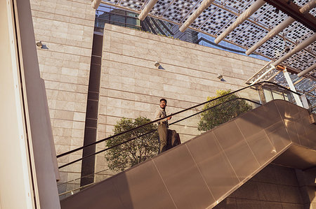 simsearch:649-09257363,k - Businessman ascending escalator of office building, Milano, Lombardia, Italy Stockbilder - Premium RF Lizenzfrei, Bildnummer: 649-09257369