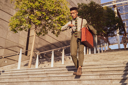 simsearch:649-09257363,k - Businessman descending stairs of office building, Milano, Lombardia, Italy Stockbilder - Premium RF Lizenzfrei, Bildnummer: 649-09257360