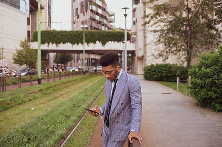 simsearch:649-09251527,k - Businessman using smartphone on pavement, Milano, Lombardia, Italy Stockbilder - Premium RF Lizenzfrei, Bildnummer: 649-09257382