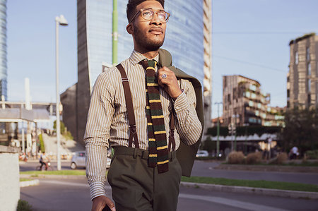 simsearch:649-08125291,k - Businessman walking in city, Milano, Lombardia, Italy Stock Photo - Premium Royalty-Free, Code: 649-09257397