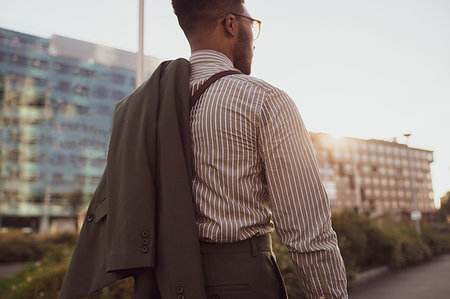 simsearch:649-09269180,k - Businessman walking in city, Milano, Lombardia, Italy Foto de stock - Sin royalties Premium, Código: 649-09257402