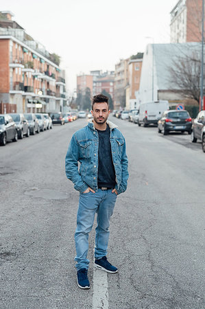 simsearch:649-09257678,k - Young man in middle of street, Milano, Lombardia, Italy Photographie de stock - Premium Libres de Droits, Code: 649-09257505