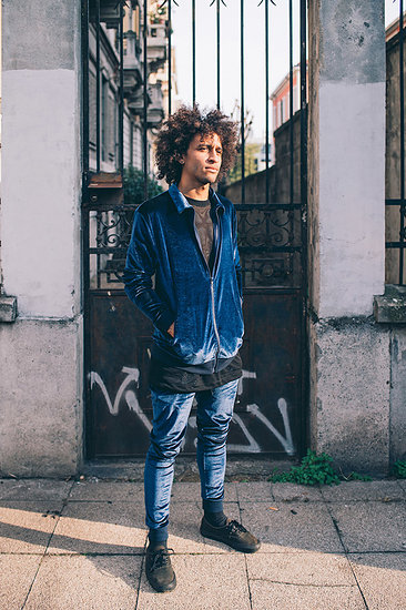 Young man waiting in front of gate, Milano, Lombardia, Italy Photographie de stock - Premium Libres de Droits, Le code de l’image : 649-09257690