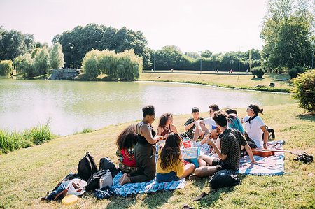 simsearch:649-09257797,k - Group of friends relaxing at picnic in park Photographie de stock - Premium Libres de Droits, Code: 649-09257730