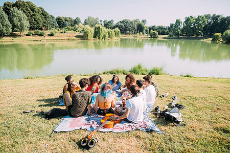 simsearch:649-09196033,k - Group of friends relaxing at picnic in park Foto de stock - Sin royalties Premium, Código: 649-09257754