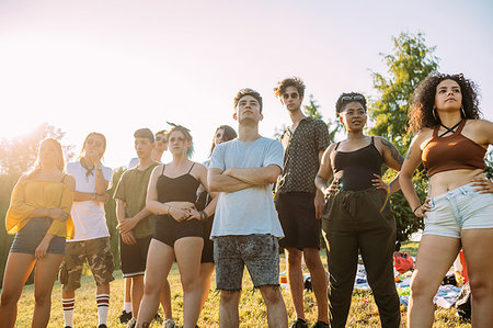 simsearch:649-09196033,k - Group of friends posing under hot sun in park Foto de stock - Sin royalties Premium, Código: 649-09257761