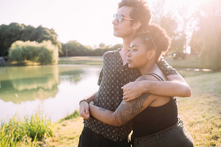 simsearch:614-08867718,k - Young couple hugging by lake Photographie de stock - Premium Libres de Droits, Code: 649-09257763