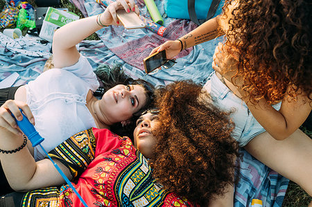 simsearch:614-08329186,k - Group of friends relaxing at picnic in park Photographie de stock - Premium Libres de Droits, Code: 649-09257794