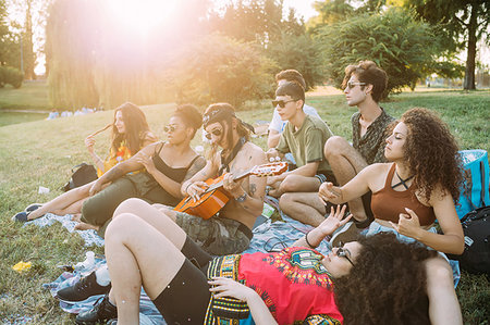 simsearch:649-09250931,k - Group of friends relaxing, playing guitar at picnic in park Foto de stock - Sin royalties Premium, Código: 649-09257797