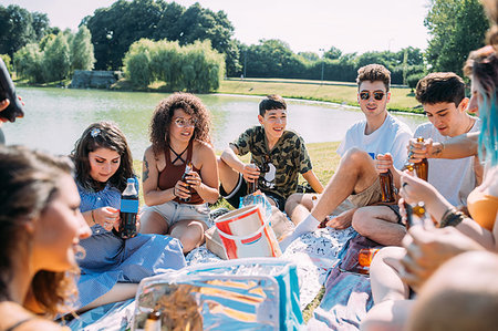 simsearch:649-09257847,k - Group of friends relaxing at picnic in park Fotografie stock - Premium Royalty-Free, Codice: 649-09257831