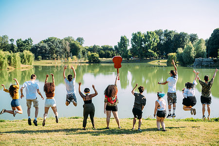 simsearch:649-09250931,k - Group of friends jumping in front of lake in park Foto de stock - Sin royalties Premium, Código: 649-09257842