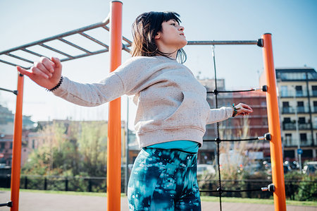 simsearch:649-08238188,k - Calisthenics class at outdoor gym, young woman jumping with arms outstretched Foto de stock - Sin royalties Premium, Código: 649-09257927