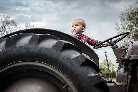 simsearch:649-07804173,k - Toddler in deep thought on tractor Foto de stock - Sin royalties Premium, Código: 649-09258019