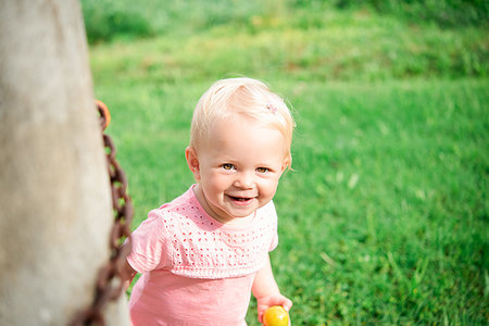 simsearch:649-09258032,k - Cute female toddler in garden, portrait Fotografie stock - Premium Royalty-Free, Codice: 649-09258026