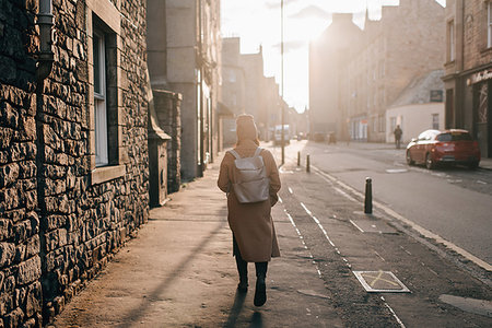 Woman walking on street, Edinburgh, Scotland Foto de stock - Sin royalties Premium, Código: 649-09258199