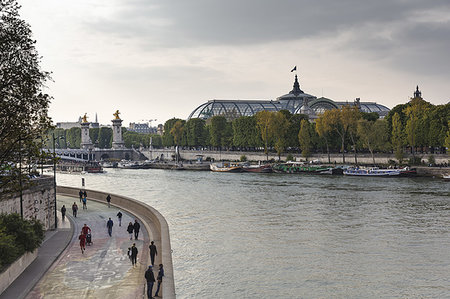 simsearch:649-08702907,k - Scenic view of Grand Palais and Pont Alexandre III over river Seine, Paris, France Foto de stock - Sin royalties Premium, Código: 649-09258192