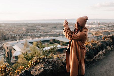 simsearch:649-07279573,k - Woman taking photo from Calton Hill, Edinburgh, Scotland Photographie de stock - Premium Libres de Droits, Code: 649-09258202