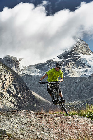 saas-fee - Mountain biking, Saas-Fee, Valais, Switzerland Foto de stock - Sin royalties Premium, Código: 649-09258287