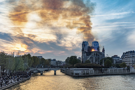 ruined city - Notre-Dame de Paris fire, Paris, Ile-de-France, France Stock Photo - Premium Royalty-Free, Code: 649-09258310