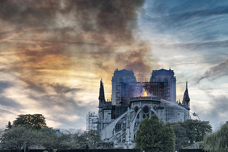 ruined city - Notre-Dame de Paris fire, Paris, Ile-de-France, France Stock Photo - Premium Royalty-Free, Code: 649-09258313