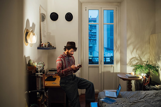 Bearded young man using smartphone on bedroom table Foto de stock - Sin royalties Premium, Código de la imagen: 649-09258330