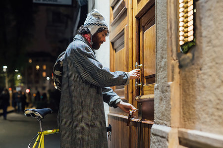 futility - Bearded young man opening door into apartment building Foto de stock - Sin royalties Premium, Código: 649-09258340