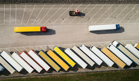 Trailers parked before being loaded onto ferry to UK, overhead view, Hook of Holland, Zuid-Holland, Netherlands Stockbilder - Premium RF Lizenzfrei, Bildnummer: 649-09258469